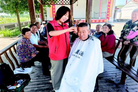          爱心义剪暖民心 图片由忻州市文明办提供        