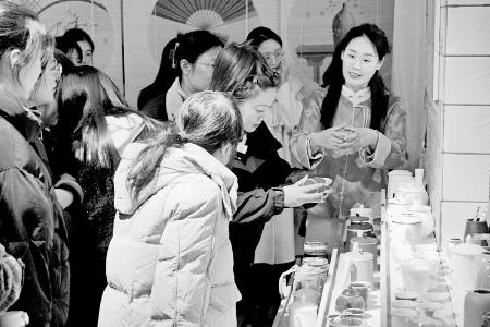           党员近距离体验黑釉制陶技艺 图片由小店区融媒体中心提供        