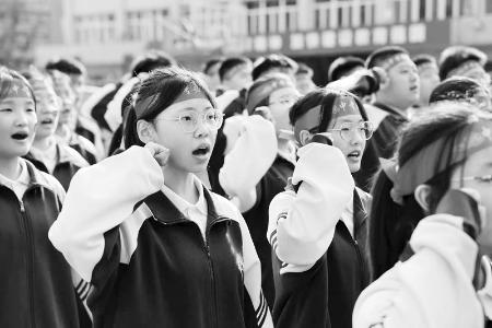           以青春的名义庄严宣誓 图片由太原师范学院附属中学提供        