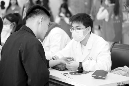           学生现场体验中医技艺 图片由山西工程科技职业大学团委提供        
