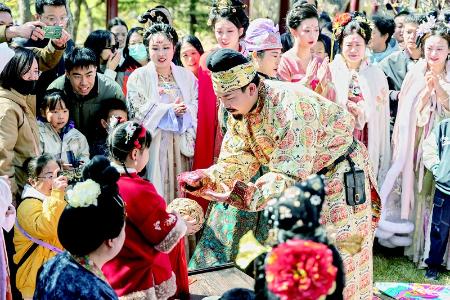           孩子们体验文化活动 图片由太原市文物局提供        