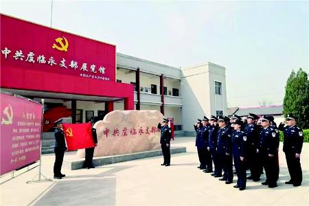           民警们集体重温入党誓词        