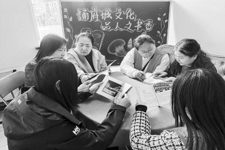           读书活动品人文书香 图片由通讯员提供        