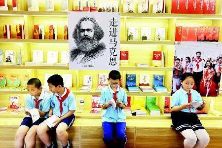           孩子们在书屋中触摸历史、对话经典，书写属于自己的文化传承故事。        