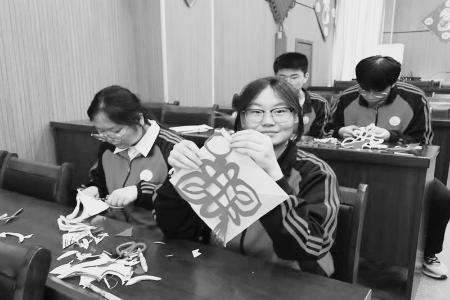           剪绎五四薪火，纸刻青春华章。 图片由通讯员提供        