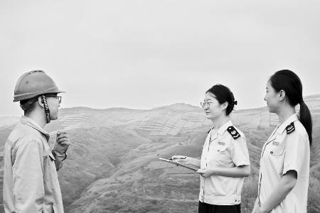           税务青年助力政策红利精准落地 图片由榆社县税务局团支部提供        