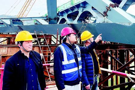           一丝不苟抓质量、万无一失抓安全、千方百计抓进度。 见习记者 路诗洁 摄        