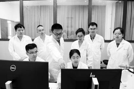           吴婷（右二）与同事们交流工作 图片由受访者提供        