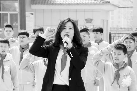           孟丽清在少先队辅导员岗位上辛勤付出、无私奉献。        