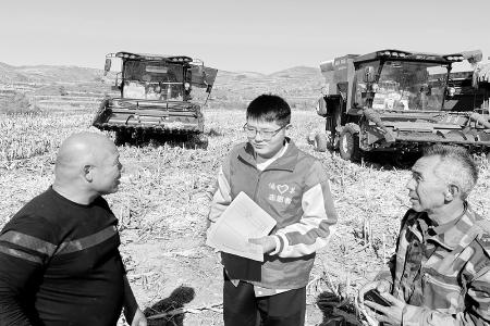           图为尤井杨入户进行防返贫动态监测排查及政策宣传图片由团偏关县委提供        