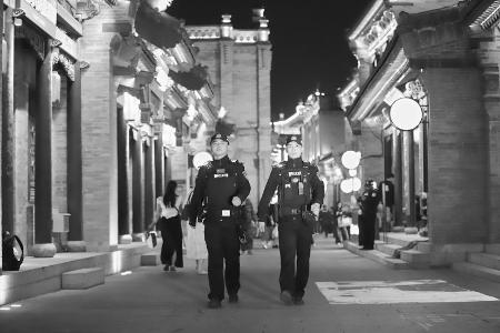           太原加大执勤力量投放 图片由太原市公安局提供        