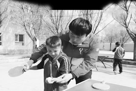           课余时间，裴高渲与孩子们一起打乒乓球。        