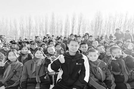           孩子们自信的笑容，让田狂很欣慰。        