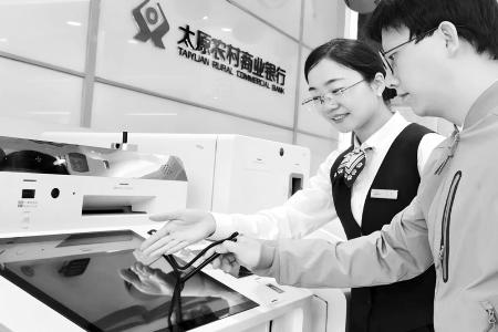           智能升级为客户带来更高效、便捷、安全的服务。 通讯员 张尧 摄        