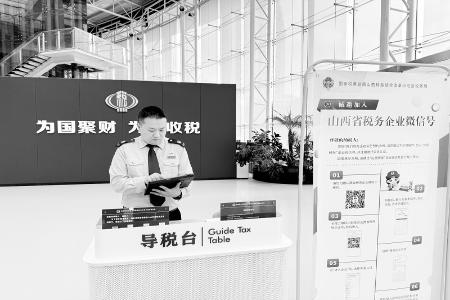           扎根税收一线默默奉献 图片由受访者提供        