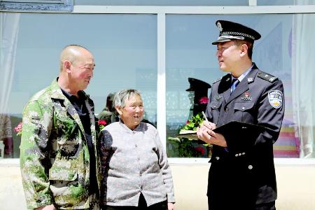           杨晓峰从警路上坚守初心 图片由受访者提供        
