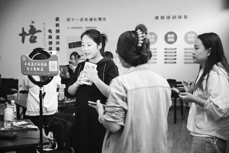           扎根乡村贡献，助力村民增收。 图片由受访者提供        