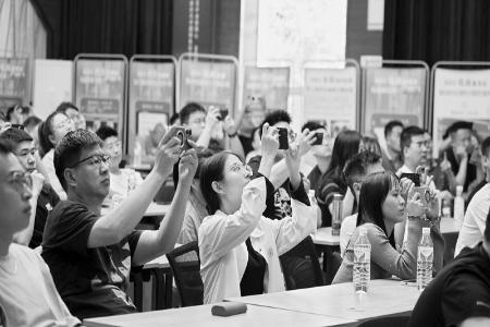           “2025多多好特产”临猗培训会现场，商家们正在拍摄平台新政策。 焦岩松 摄        