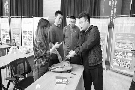           培训会后，“2025多多好特产”工作人员进一步为商家们答疑。 焦岩松 摄        