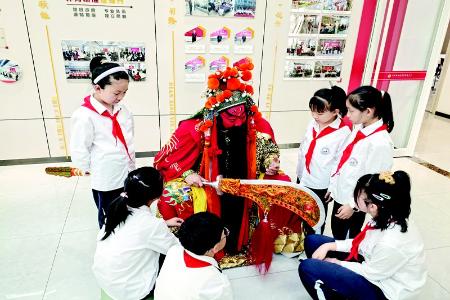           中国戏剧梅花奖获得者武凌云与小朋友互动 图片由太原市杏花岭区融媒体中心提供        