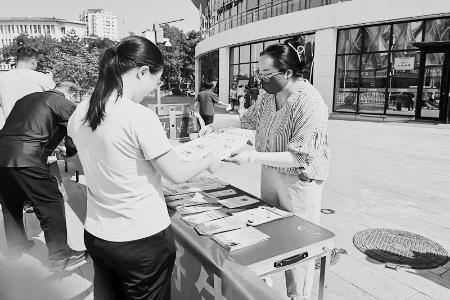           设立咨询点，发放宣传资料。 图片由团长治市潞州区委提供        