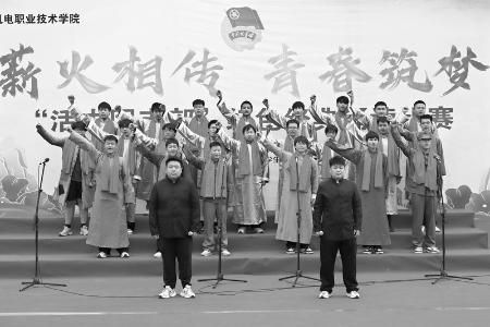           薪火相传，青春筑梦。 见习记者 路诗洁 摄        