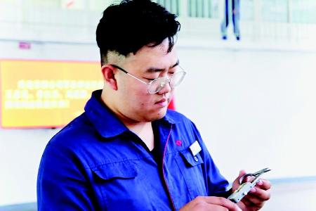           攻坚克难保生产 见习记者 路诗洁 摄        