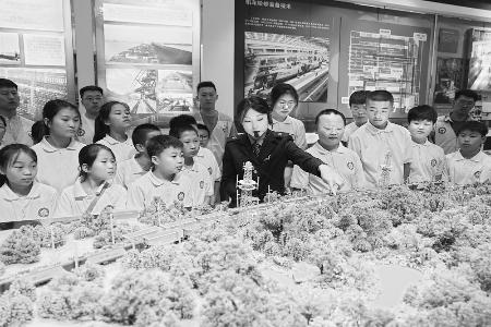           讲解员向参观者进行生动讲解 图片由国铁太原局提供        