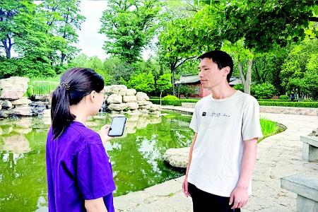           李埔（右）的救人善举温暖了整个校园 图片由受访者提供        
