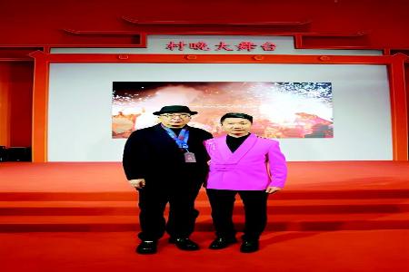           薛义斌（右）表示，民歌就是他的生命。 图片由受访者提供        