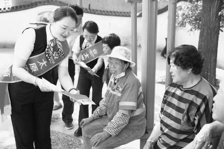           反诈进乡村为群众财产安全保驾护航 图片由山西农商银行提供        