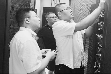           服务接力彰显农信人担当 图片由尧都农商银行提供        