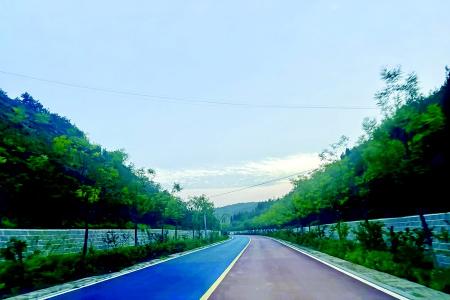           旅游公路 本报记者 任小芳 摄        