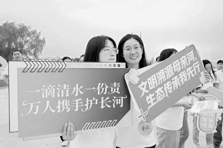           河曲青年才俊集结黄河岸畔 图片由团河曲县委提供        
