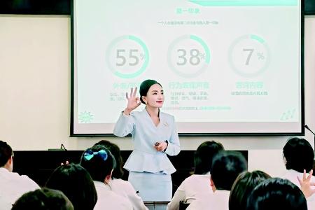           航空礼仪专业教学骨干 见习记者 路诗洁 摄        