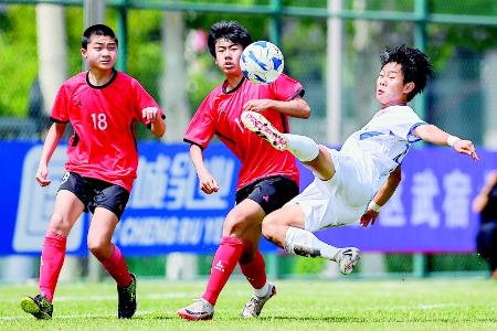           青少年逐梦绿茵场 本组摄影 本报记者 胡远嘉        