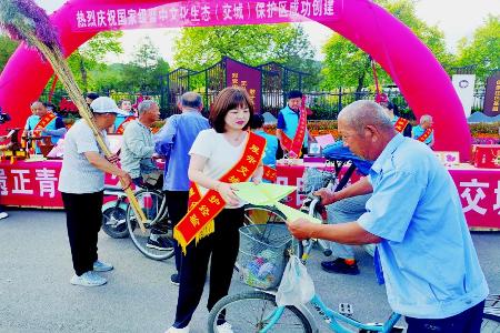           工作人员发放宣传资料，营造非遗保护和传承的浓厚氛围。图片由交城县融媒体中心提供        