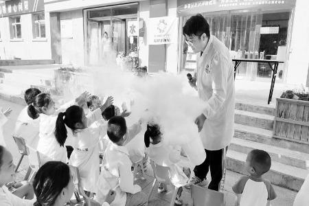           开展科学小实验        