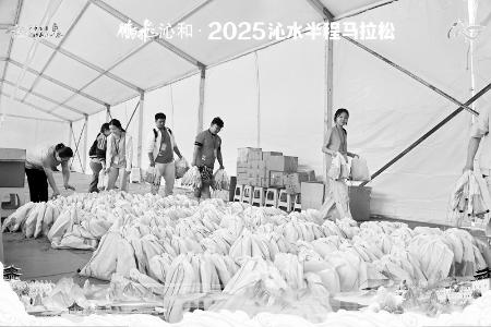           青年志愿者为赛事助力 图片由团沁水县委提供        