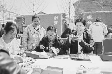               高平市开展“清廉家风润万家”家庭助廉系列活动，党员干部家属在一针一线中传递廉洁声音。        