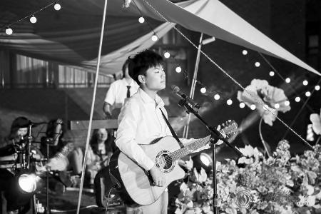           精彩节目轮番上演，点燃全场热情。图片由山西医科大学团委提供        