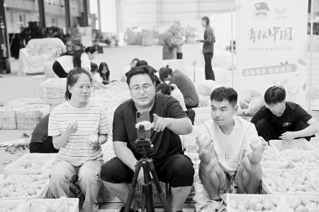           直播带货助增收 图片由团盐湖区委提供        