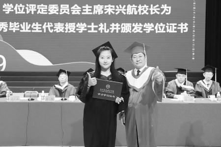           在师长与校友的见证下完成人生重要仪式 图片由山西应用科技学院提供        