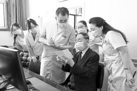           唐祖宣现场传授中医药适宜技术 见习记者 路诗洁 摄        