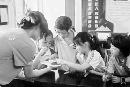           大家在科学实验里“嗨翻天” 图片由团太原市晋源区委提供        