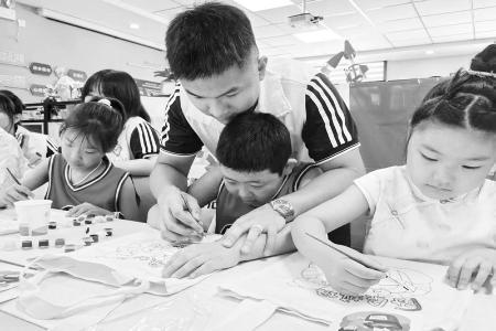           孩子们体验手作乐趣 图片由团太原市万柏林区委提供        