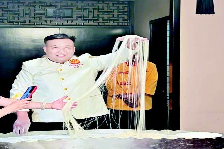           刘鹏展示面食技艺 本报记者 卢亚 摄        