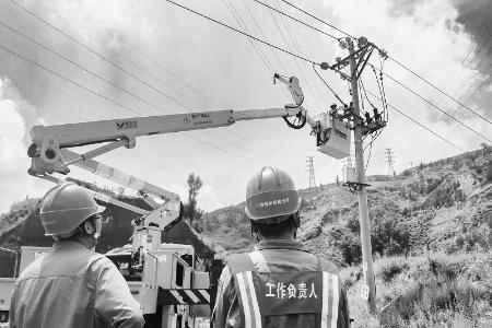           保德县供电公司员工对10千伏882郝家里线碳峪沟支线智能断路器的设备线夹进行更换。通员员张江鑫 摄        