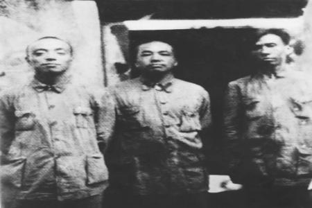           　 1937年7月底，中共中央北方局领导机关由北平移驻太原，直接指导山西和华北抗战。北方局围绕华北和山西全面抗战的发动与开展，做了一系列工作：全力组织和发动山西以及整个华北敌后的抗日游击战争；加紧布置党组织的恢复和建立工作；指导群众动员工作；进一步加强、拓展和巩固山西特殊形式的抗日民族统一战线；部署抗日民主新政权的建立和对旧政权的改造；汇聚力量，调配干部。图为刘少奇（右一）、杨尚昆（左一）与彭德怀（右二）在一起。        
