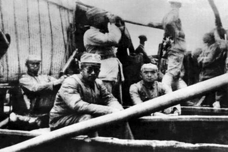               1937年9月6日，八路军总部由陕西泾阳县云阳镇东进，15日渡河，21日到太原，23日到五台县南茹村。图为9月15日，朱德（拿望远镜者）、任弼时（坐者左二）、邓小平（坐者右一）、左权（坐者左一）等乘船东渡黄河，奔赴山西抗日前线。        